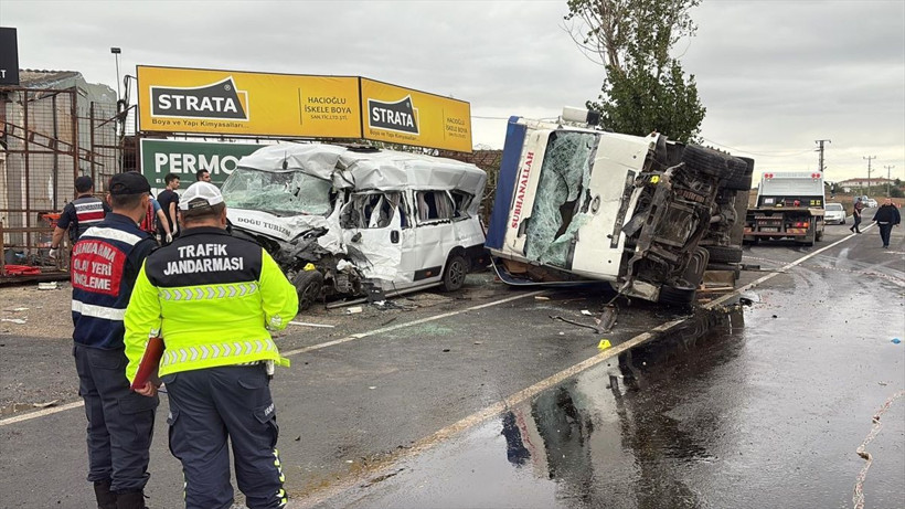 İşçi servisiyle kamyon çarpıştı! Feci kazada çok sayıda ölü ve yaralı var - Resim: 1
