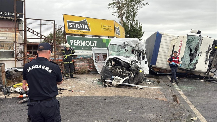 İşçi servisiyle kamyon çarpıştı! Feci kazada çok sayıda ölü ve yaralı var - Resim: 4