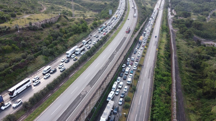 Hatay'da sağanak hayatı felç etti! Araçlar yolda mahsur kaldı... - Resim: 1