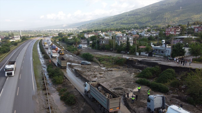 Hatay'da sağanak hayatı felç etti! Araçlar yolda mahsur kaldı... - Resim: 2