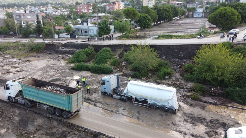 Hatay'da sağanak hayatı felç etti! Araçlar yolda mahsur kaldı... - Resim: 3