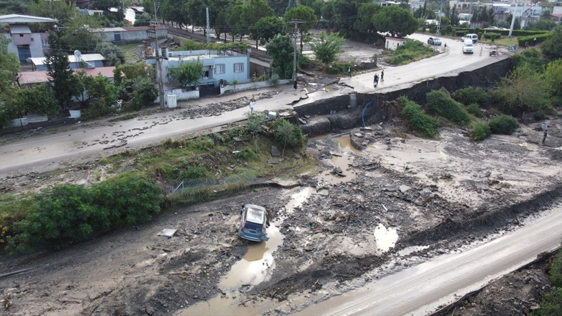 Hatay'da sağanak hayatı felç etti! Araçlar yolda mahsur kaldı... - Resim: 4