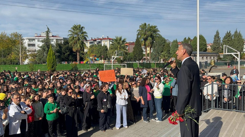 Samsun'da emektar öğretmene coşkulu veda! 43 yıllık Türkçe öğretmeni törenle öğrencilerine veda etti - Resim: 3