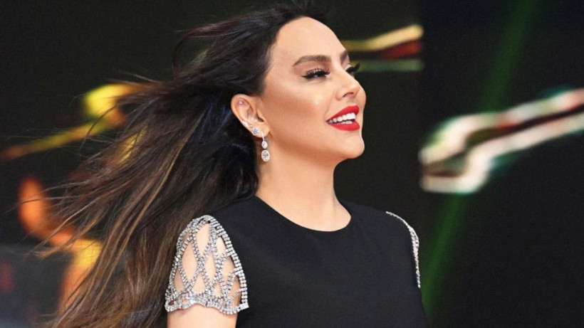 Ebru Gündeş mavi sevdamız dedi ama takipçileri takılarına bayıldı! Fiyatı ise... - Resim: 1