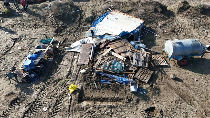 Adana Karataş'ta yıkım kararı çıkmıştı! Kaçak yapılar yıkılıyor - Resim: 1