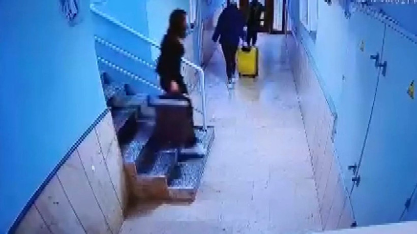 Güllü’nün kızı Tuğyan'ın bavulla kaçış görüntüsü çıktı yanındaki kim dersiniz - Resim: 3