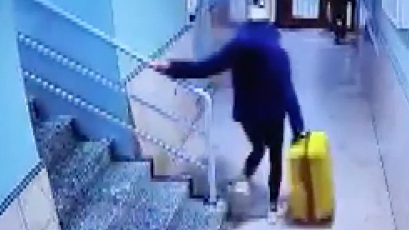 Güllü’nün kızı Tuğyan'ın bavulla kaçış görüntüsü çıktı yanındaki kim dersiniz - Resim: 2