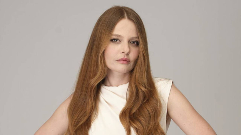 Davette ortaya çıkan oyuncu Naz Elmas dekoltesi ile olay oldu... - Resim: 1