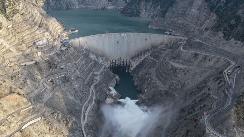 249 metre metre yükseklikten tahliye edildi! Deriner Barajı'nda 7 yıl sonra görsel şölen - Resim: 2