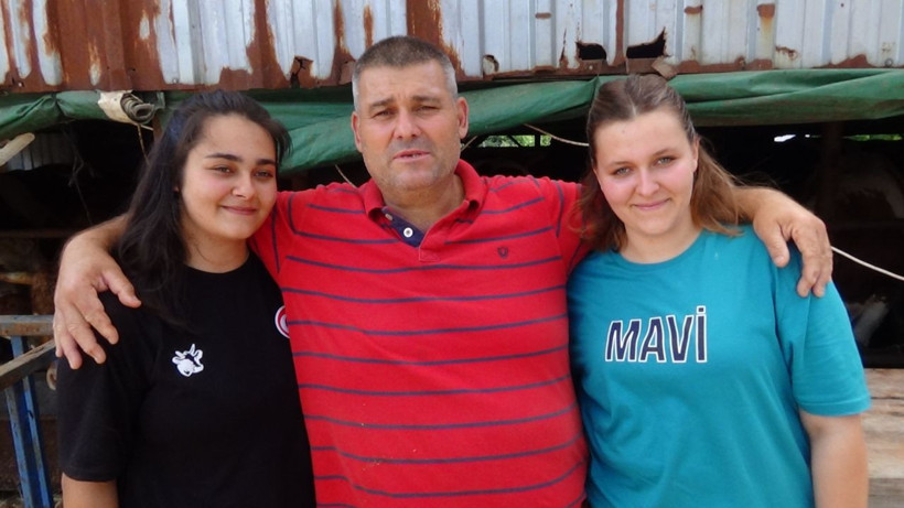Kurbanlık almaya gelenler şaşırıyor! İki kız kardeş baba mesleği hayvancılığı devam ettiriyor - Resim: 7