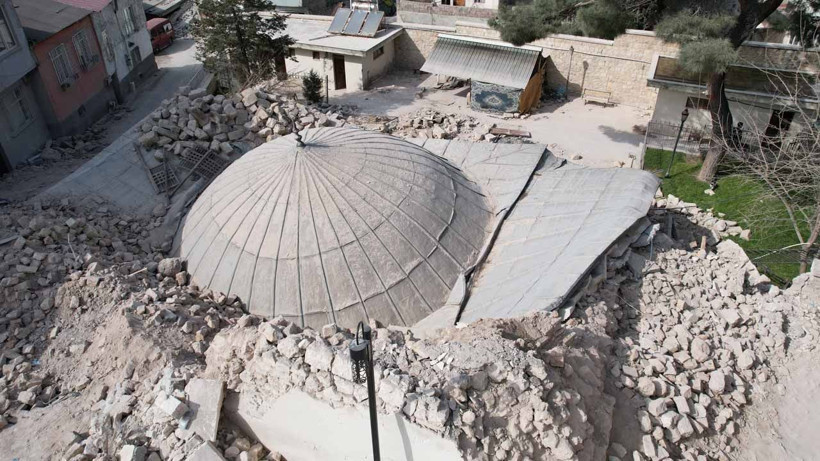 Fransız top mermisinin yıkmadığı cami depremde yıkıldı, minarede herkesin dikkatini çeken görüntü - Resim: 1