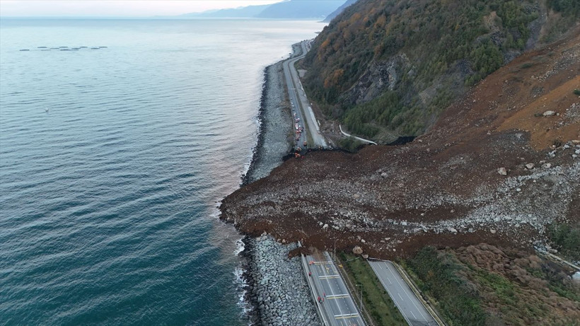 Artvin'de heyelan sonucu Karadeniz Sahil Yolu ulaşıma kapandı - Resim: 1