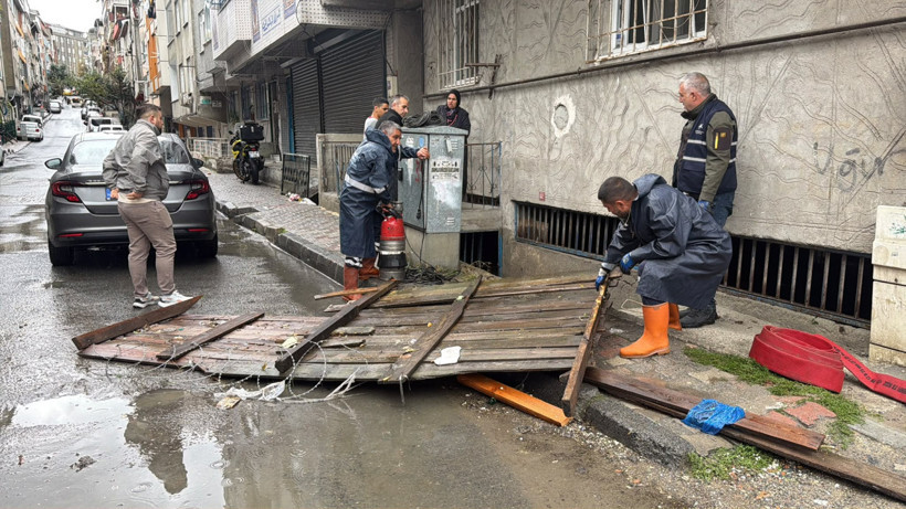 Bu görüntüler bugün İstanbul'da çekildi! Araçlar suya gömüldü, sele kapılan var - Resim: 7