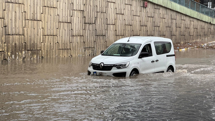 Bu görüntüler bugün İstanbul'da çekildi! Araçlar suya gömüldü, sele kapılan var - Resim: 3