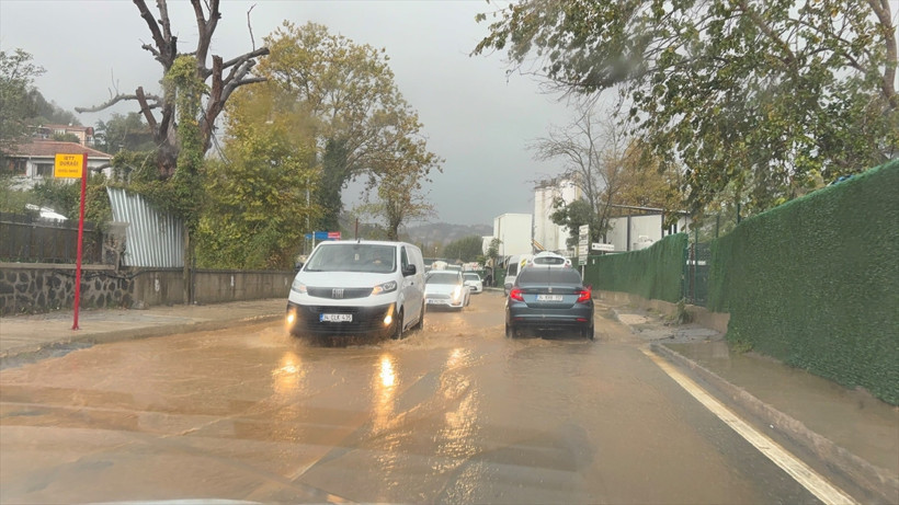 Bu görüntüler bugün İstanbul'da çekildi! Araçlar suya gömüldü, sele kapılan var - Resim: 10