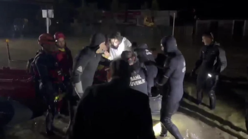 İstanbul sular altında kaldı! Demet Özdemir ve Murat Boz yardım çağrısı yapmıştı! İşte kurtarılma anları... - Resim: 4