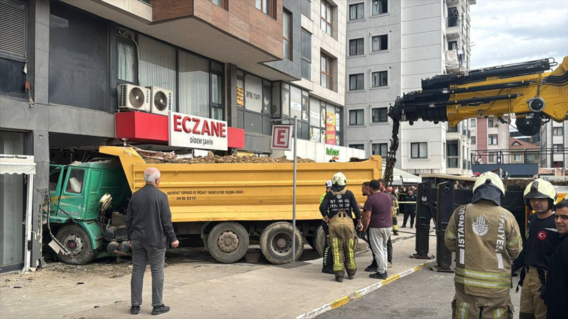 Pendik'te dehşet! Kontrolden çıkan hafriyat kamyonu eczaneye böyle girdi - Resim: 2