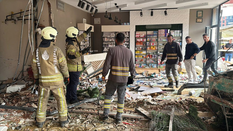 Pendik'te dehşet! Kontrolden çıkan hafriyat kamyonu eczaneye böyle girdi - Resim: 4