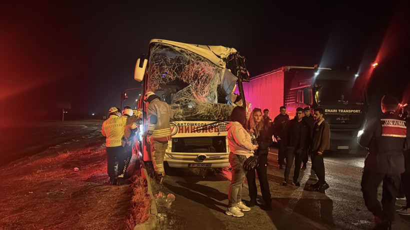 Edirne'de tır ile otobüs çarpıştı! - Resim: 1