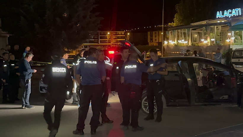 Sokak kavgası kan d&ouml;kt&uuml;! Otomobile kurşun yağdırdılar: 1&rsquo;i ağır 3 yaralı - Resim: 1