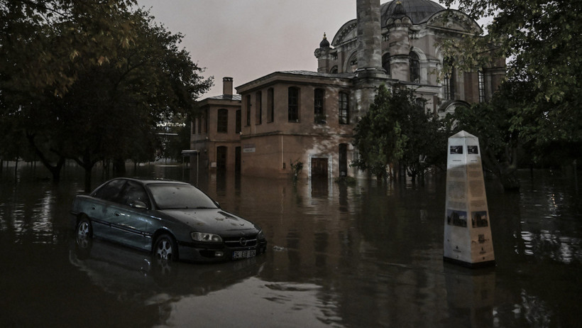 İstanbul'da birçok ilçede gece boyu mahsur kalanlar için tahliye işlemleri devam etti - Resim: 2