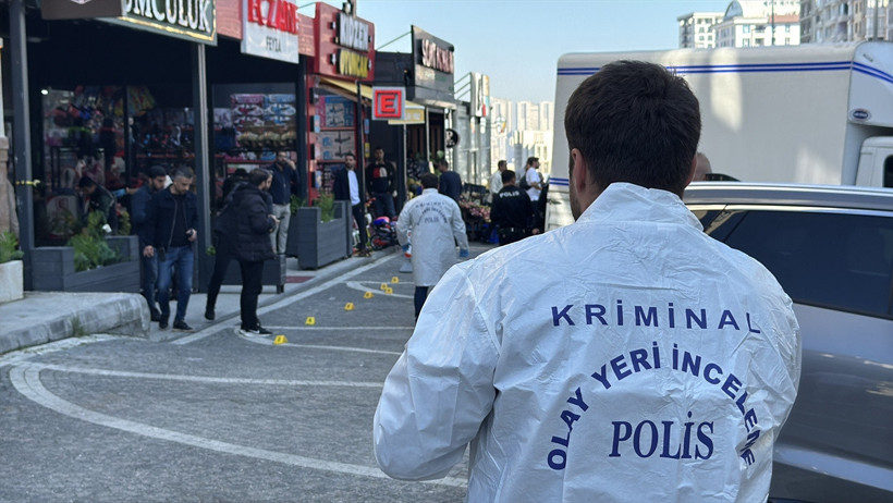 İstanbul'da kuyumcuya silahlı saldırı! Gasp ettiği otomobille kaçtı - Resim: 0
