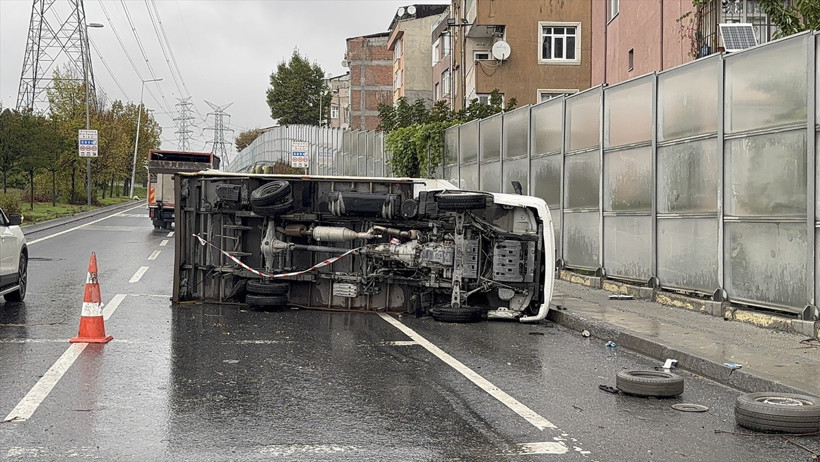İstanbul'da feci kaza! Karşı şeride ge&ccedil;erek iki araca &ccedil;arptı, bah&ccedil;eye d&uuml;şt&uuml; - Resim: 0