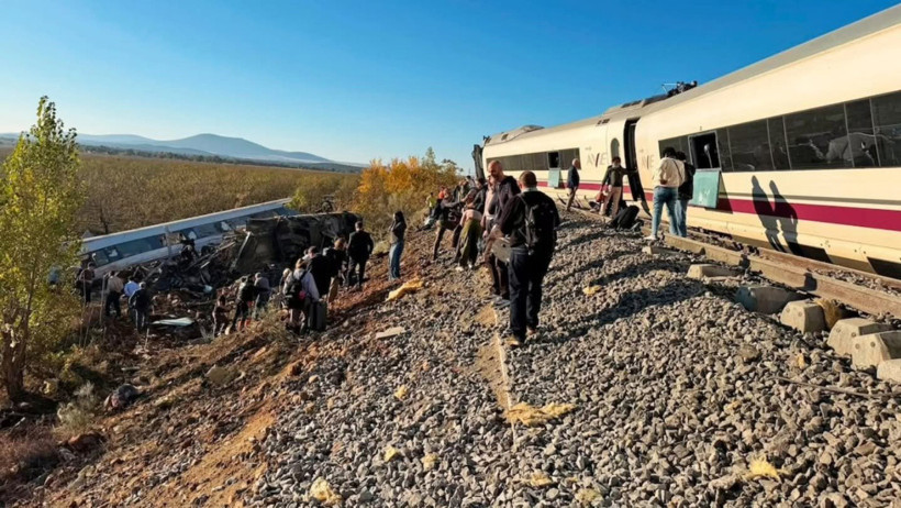 İspanya'da hızlı tren kazası faciası iki tren çarpıştı çok sayıda ölü var - Resim: 1