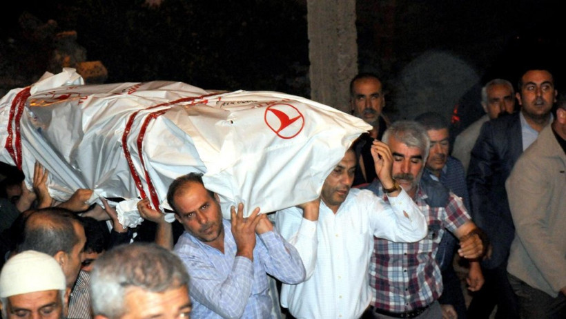 Hayatını kaybedenler toprağa veriliyor - Resim: 2