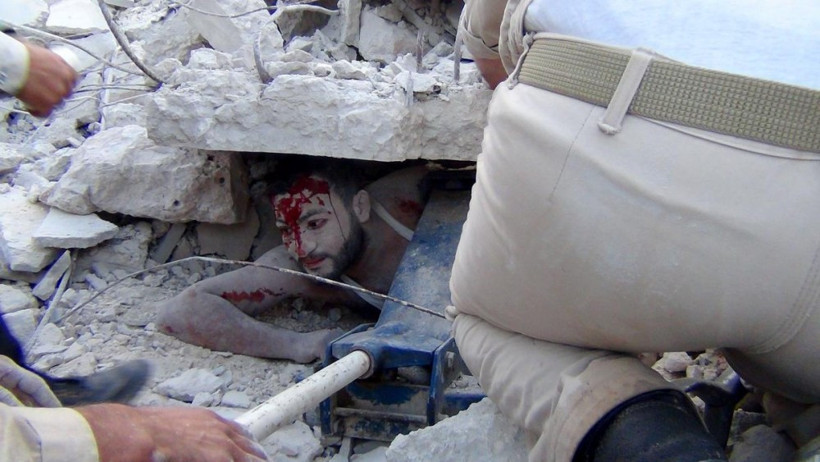 Öldürmeyen Allah öldürmüyor! Üzerine koca bina yıkıldı ama... - Resim: 3