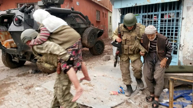 Mehmetçik'ten insanlık dersi! Yaşlı çifti sırtında taşıdı - Resim: 2