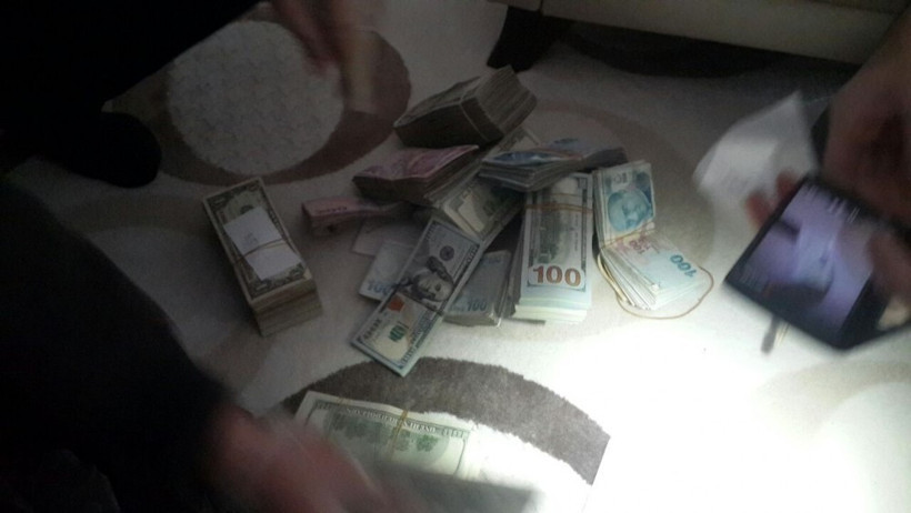 Twitter fenomeni JeansBiri'nin evinden çıkanlara bakın! - Resim: 2