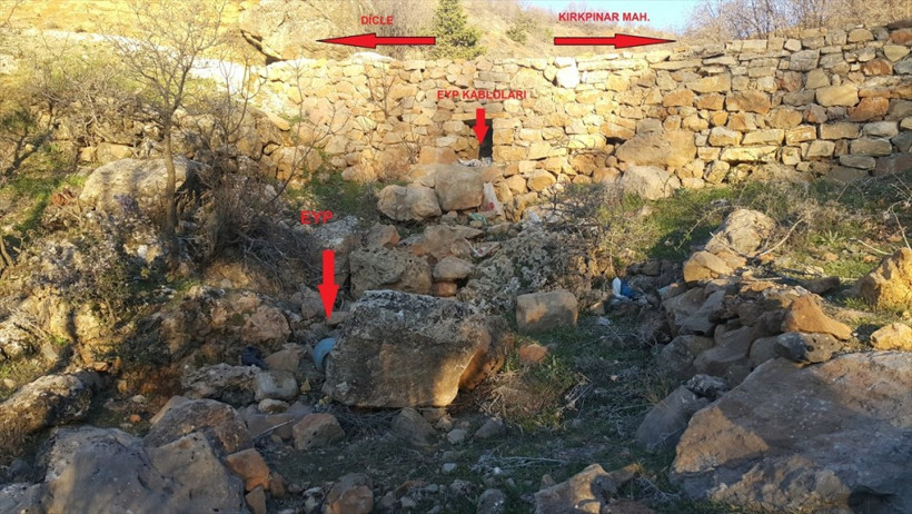 Arama yapan askerler taşın arkasında bakın ne buldu? - Resim: 1