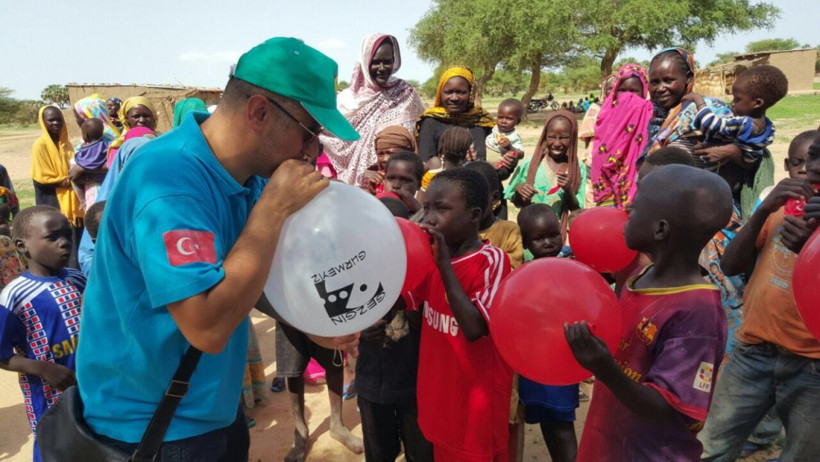 İşte günün en güzel karesi! Afrikalı çocuğun elinde Türk bayrağı - Resim: 1