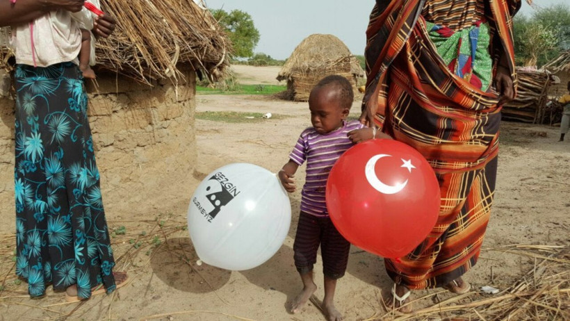 İşte günün en güzel karesi! Afrikalı çocuğun elinde Türk bayrağı - Resim: 2
