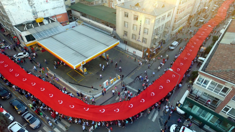 1919 metrelik bayrakla darbeye karşı yürüdüler! - Resim: 1