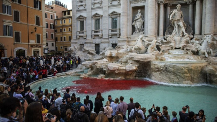 İtalya'daki meşhur tarihi çeşmeye herkesin gözleri önünde.. - Resim: 1