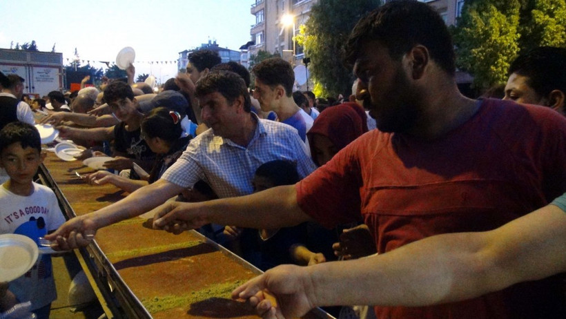 1,5 tonluk künefe 20 dakikada  bitti - Resim: 3