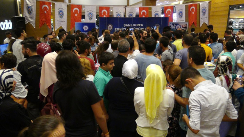 'Arka Sokaklar' oyuncuları izdihamdan zor kurtuldular - Resim: 1