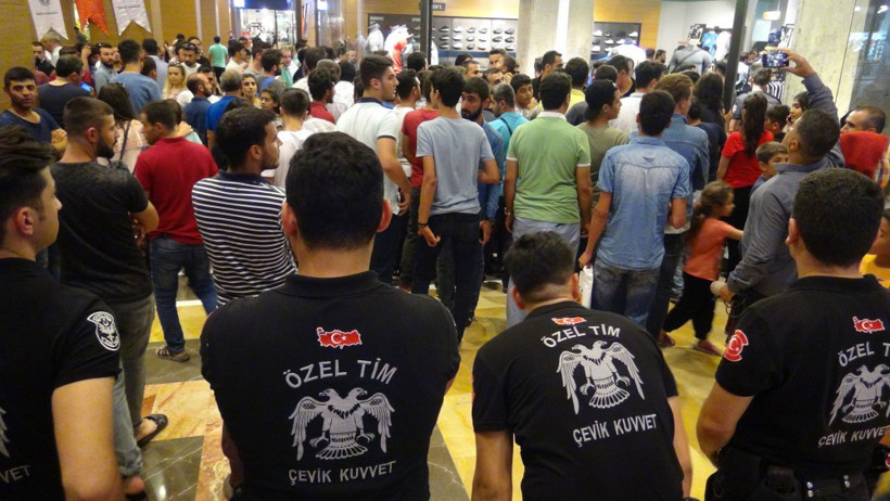 'Arka Sokaklar' oyuncuları izdihamdan zor kurtuldular - Resim: 4