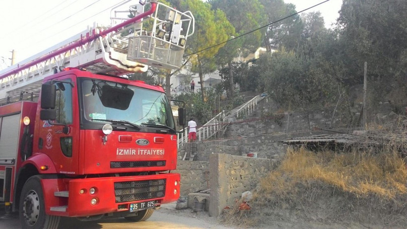 İzmir'de 30 dönümlük zeytinlik alan kül oldu - Resim: 2