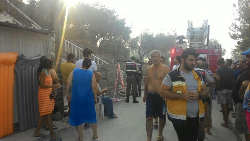 İzmir'de 30 dönümlük zeytinlik alan kül oldu - Resim: 4