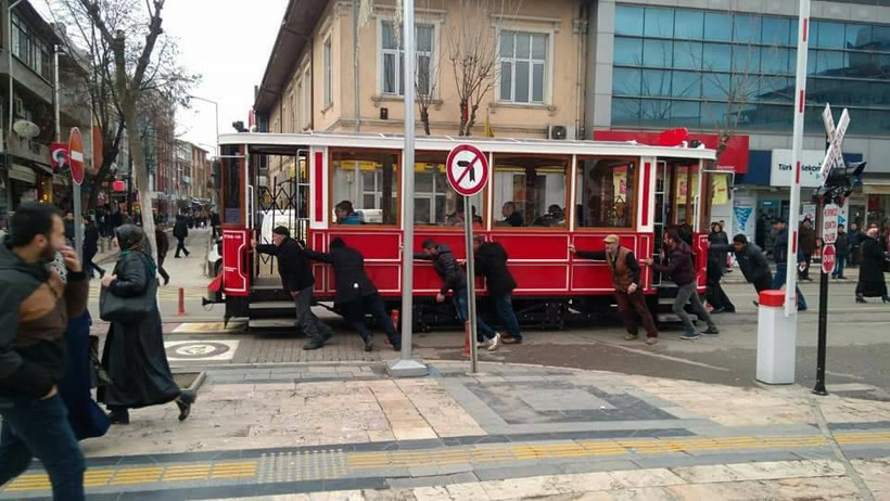 Tramvay arıza yapınca vatandaş itti - Resim: 1