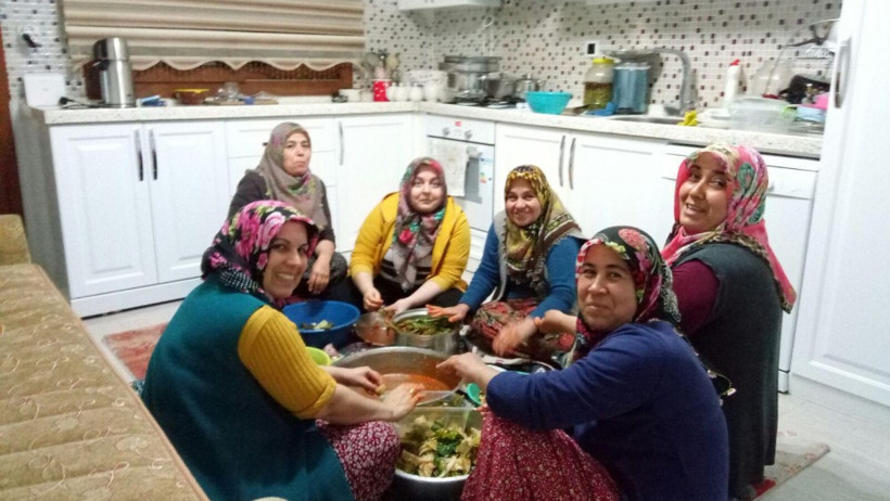 Analar görev başında cephedeki askeri sarma yapıp içlik ördüler - Resim: 1