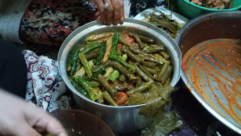 Analar görev başında cephedeki askeri sarma yapıp içlik ördüler - Resim: 3