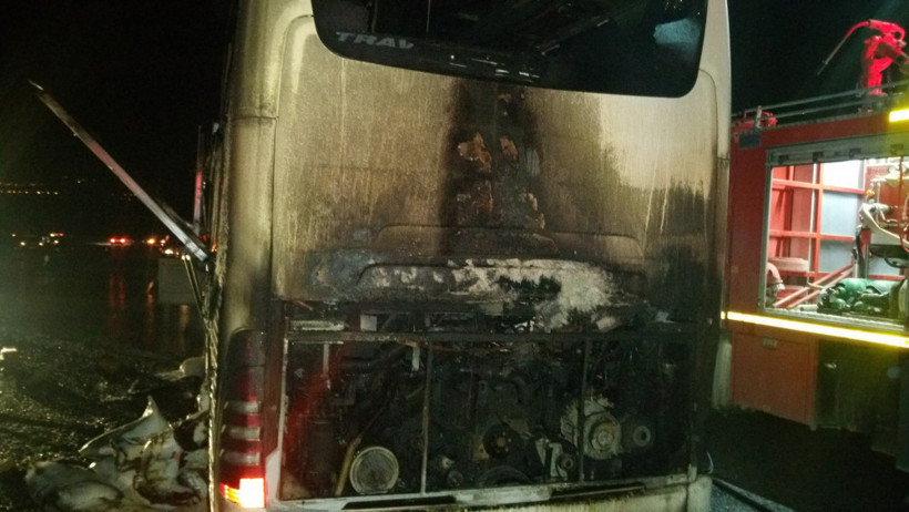 Seyir halindeki otobüs alev alev yandı - Resim: 1