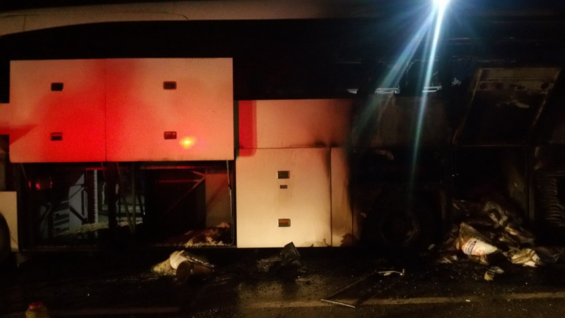 Seyir halindeki otobüs alev alev yandı - Resim: 4