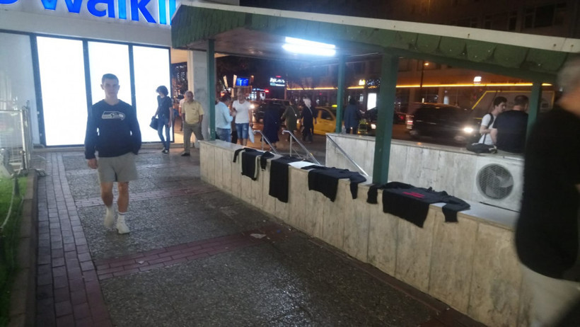 Yıkayıp ütülediği kıyafetleri  bu notla duvara astı - Resim: 1