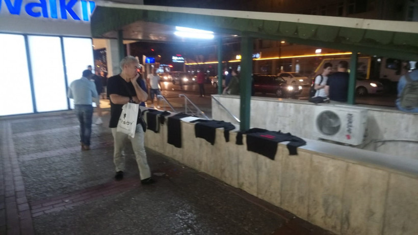 Yıkayıp ütülediği kıyafetleri  bu notla duvara astı - Resim: 2