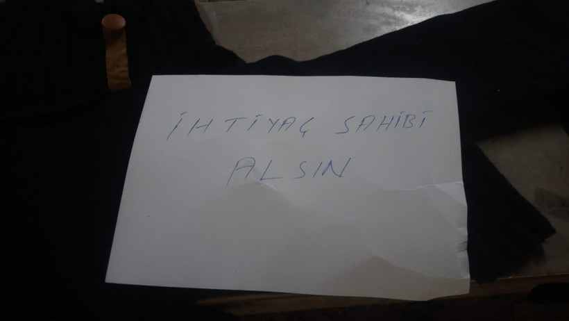 Yıkayıp ütülediği kıyafetleri  bu notla duvara astı - Resim: 3